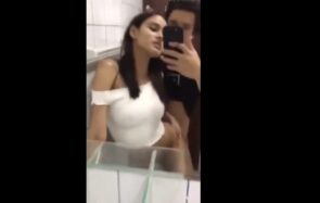 Adolescente grabando video porno en el baño de la disco – Xleche.com – Videos porno