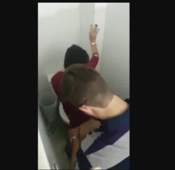 Atrapados rapando en el baño cachado por unos de los de la fiesta