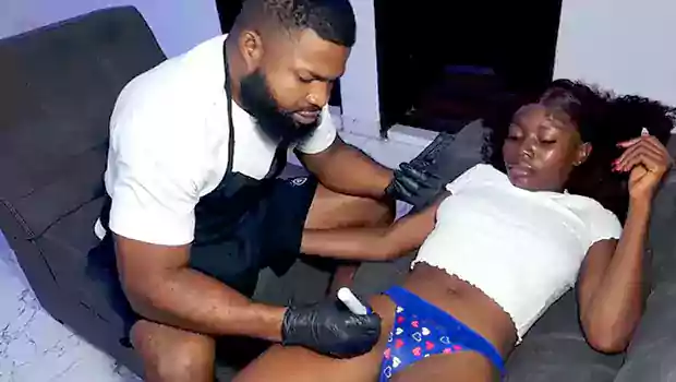 Chica negra se pone caliente con el artista del tatuaje y le hace follar a ella – Xleche.com – Videos porno