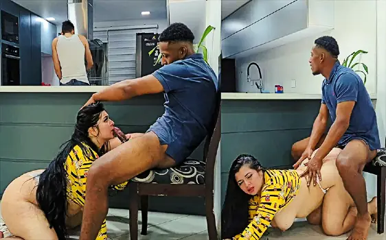 Cogiendo Con El Mejor amigo de Mi Esposo Mientras El Cosina – Xleche.com – Videos porno
