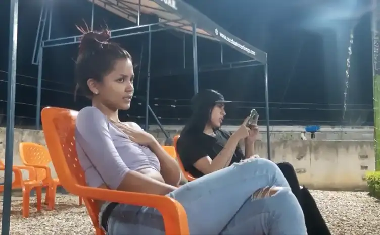 Esta caliente y sentada se esta mirando el juego – Xleche.com – Videos porno