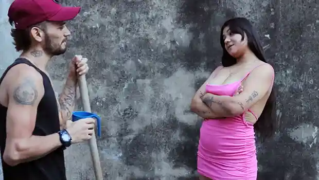 La vecina le propone al vecino pagarle el favor con xxx – Xleche.com – Videos porno