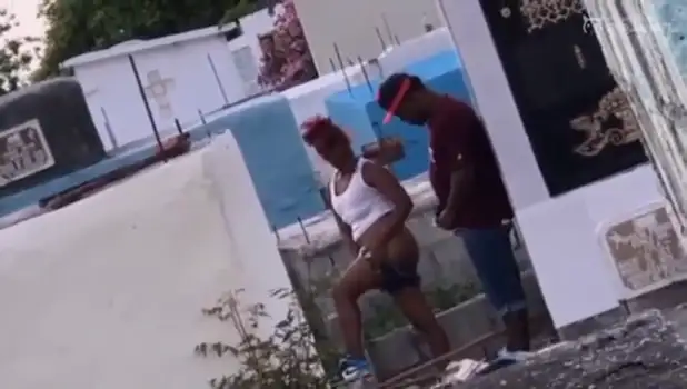 Puta dominicana singando en el cementerio – Xleche.com – Videos porno