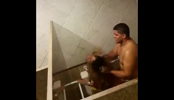 Sexo Agresivos en el baño de la disco – Xleche.com – Videos porno